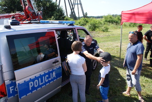 Policjanci na pikniku profilaktycznym.