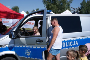 Policjanci na pikniku profilaktycznym.