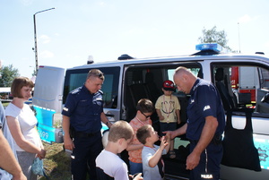 Policjanci na pikniku profilaktycznym.