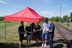 Policjanci na pikniku profilaktycznym.