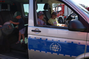 Policjanci na pikniku profilaktycznym.