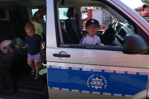 Policjanci na pikniku profilaktycznym.