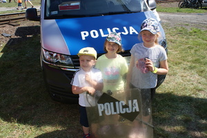 Policjanci na pikniku profilaktycznym.