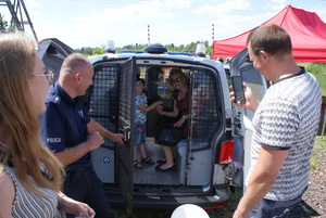 Policjanci na pikniku profilaktycznym