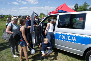 Policjanci na pikniku profilaktycznym.