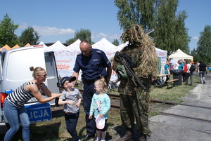 Policjanci na pikniku profilaktycznym.