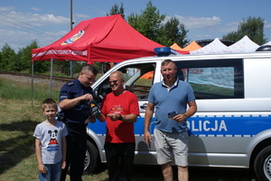 Policjanci na pikniku profilaktycznym.