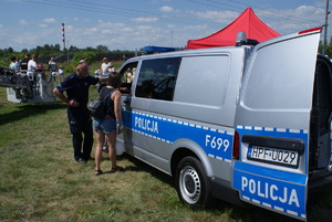 Policjanci na pikniku profilaktycznym.