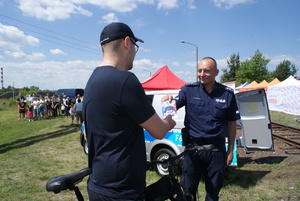 Policjanci na pikniku profilaktycznym.