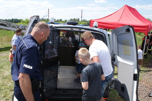 Policjanci na pikniku profilaktycznym.