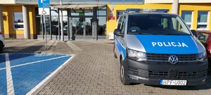 radiowóz na tle komendy Powiatowej Policji w Wieruszowie.