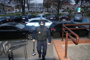 policjant wchodzi do budynku Starostwa Powiatowego w Wieruszowie