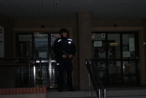 policjant zabezpieczający wejście do budynku Starostwa