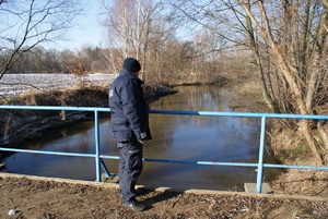 policjant monitoruje teren rzeki Prosny.