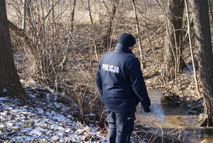 policjant sprawdza rzekę Prosna.