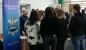 policjant omawia poszczególne etapy przyjęć do policji.