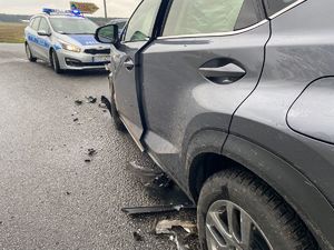 uszkodzony samochód w tle radiowóz.
