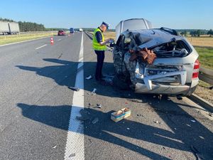 policjant ruchu drogowego podczas oględzin pojazdu Hyundai Tucson.