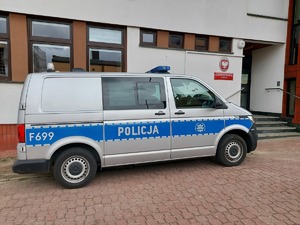 policyjny radiowóz przed Prokuraturą Rejonową w Wieluniu.