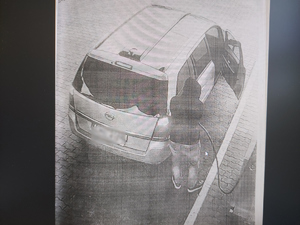 na zdjęciu widzimy mężczyznę tankującego samochód na stacji benzynowej.
