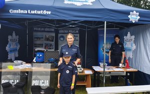 widzimy policjantkę z chłopcem na tle policyjnego namiotu.