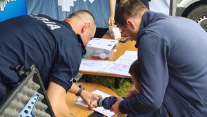 policjant nanosi linie papilarne chłopcu.