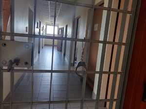 na zdjęciu widać kraty i kajdanki