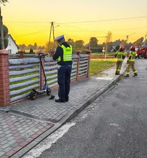 widzimy policjanta pracującego na miejscu zdarzenia.