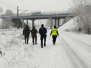 widzimy funkcjonariuszy patrolujących infrastrukturę kolejową.