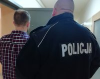 policjant prowadzi nietrzeźwego kierowcę sprawcę usiłowania kradzieży auta.