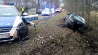 policjanci na miejscu zatrzymania sprawce kolizji, który uciekł z miejsca zdarzenia, został zatrzymany po policyjnym pościgu