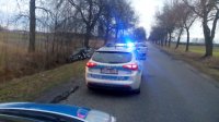 policjanci na miejscu zatrzymania sprawce kolizji, który uciekł z miejsca zdarzenia, został zatrzymany po policyjnym pościgu