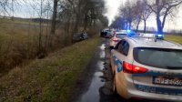policjanci na miejscu zatrzymania sprawce kolizji, który uciekł z miejsca zdarzenia, został zatrzymany po policyjnym pościgu