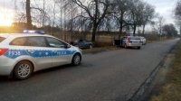 policjanci na miejscu zatrzymania sprawce kolizji, który uciekł z miejsca zdarzenia, został zatrzymany po policyjnym pościgu