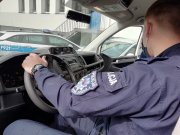 policjant w radiowozie
