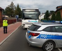 policjanci na miejscu wypadku w Łuszczanowicach