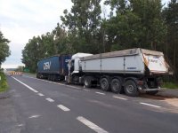 Wypadek na k74 w miejscowości Grudna. Zderzenie dwóch ciężarowych pojazdów -  Renault najechał na tył Scanii, która zatrzymała się przed sygnalizatorem emitującym czerwone światło, w miejscu gdzie obowiązywał ruch wahadłowy.