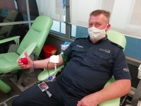 policjant oddający krew