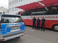 przed KPP Bełchatów stoi krwiobus oraz  policjanci czekający na oddanie krwi