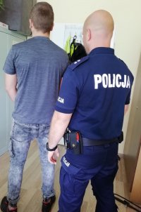 Policjant z zatrzymanym