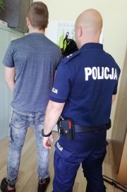 Policjant z zatrzymanym