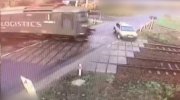 Pociąg uderza w samochód