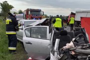 Pojazd biorący udział w wypadku drogowym w tle policjanci.