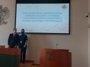 policjanci w czasie szkolenia pracowników w pomieszczeniu Urzędu Miasta