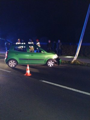 miejsca zdarzenia, kia uderzyła w słup, widoczne auto rozpite , stoją przy nim osoby w tym strażacy