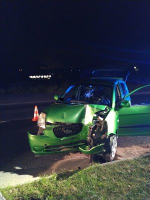 widok uszkodzonego auta marki Kia, auto stoi na ulicy