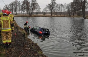 auto które wpadło do fosy