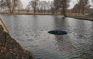 auto które wpadło do fosy