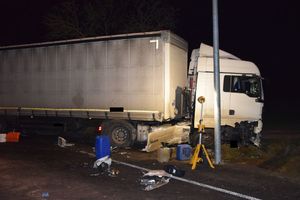 widok uszkodzonego samochodu ciężarowego marki MAN