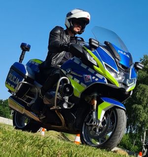 umundurowany policjant na policyjnym motocyklu.